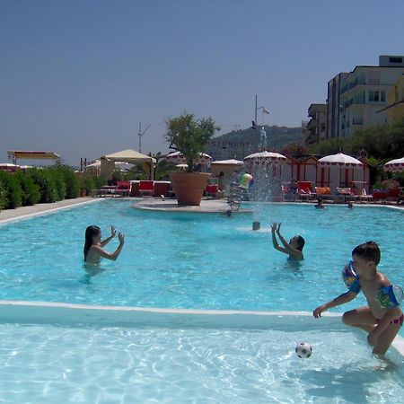 Hotel Nord Est Габиче Маре Екстериор снимка