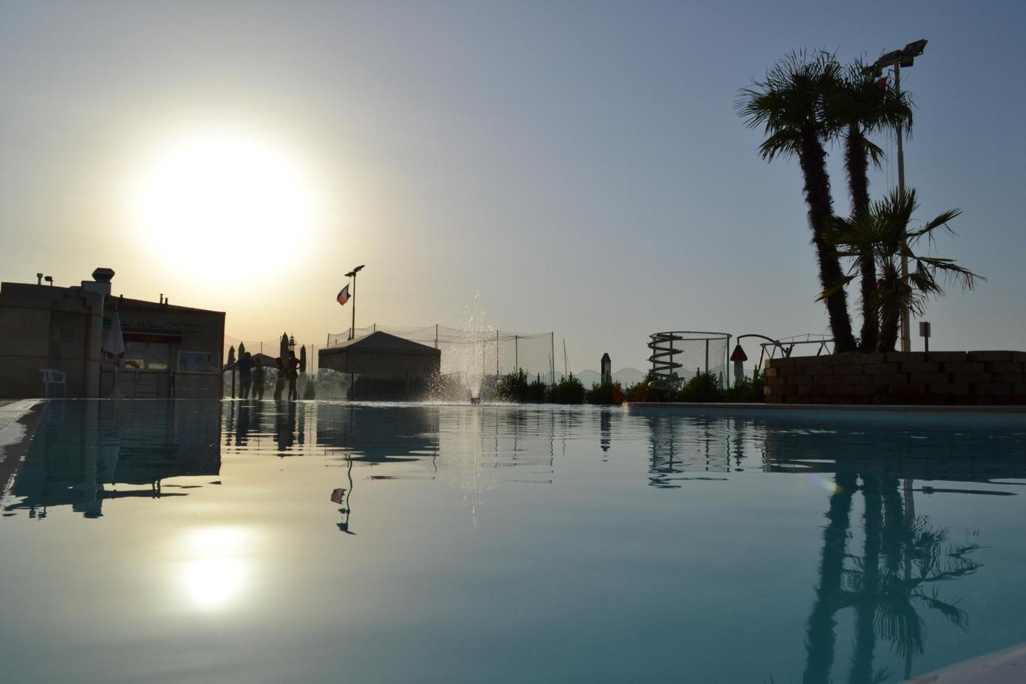 Hotel Nord Est Габиче Маре Екстериор снимка